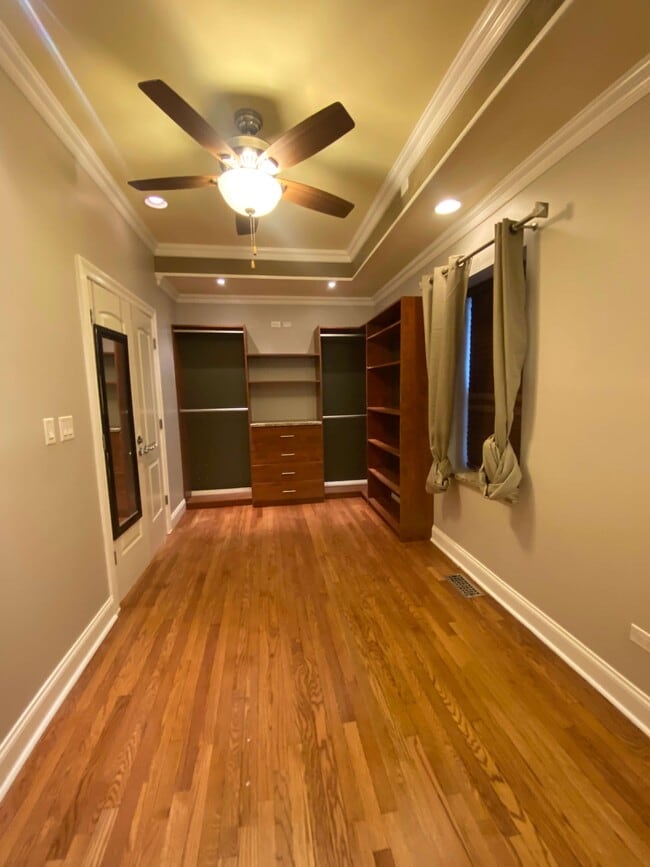 Building Photo - 2825 N Hamlin Ave