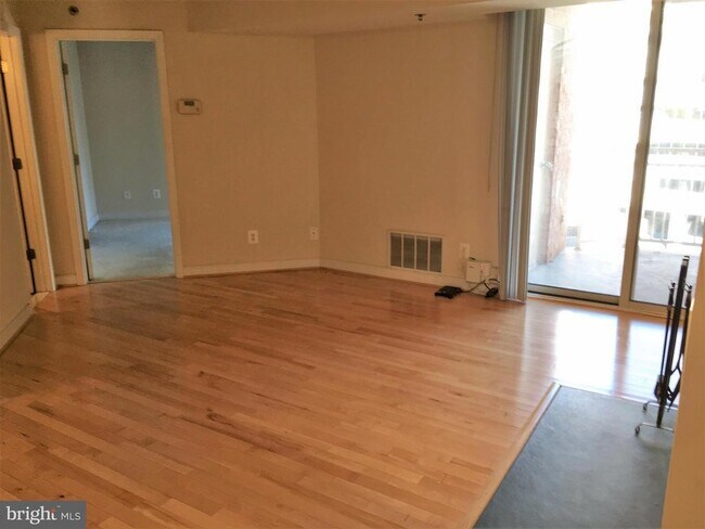 Foto del edificio - 7500 Woodmont Ave