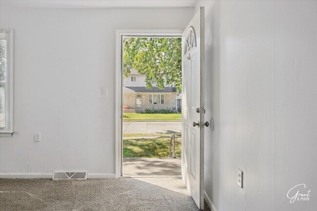 Building Photo - 3 Bedroom Ranch in Eastpointe! - $1,300