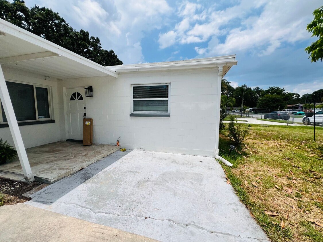 5622 63rd Way N, Saint Petersburg, FL 33709 House Rental in Saint