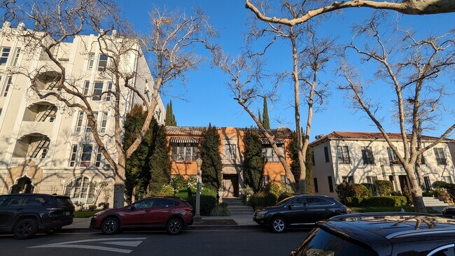 Building Photo - 158 S Sycamore Ave