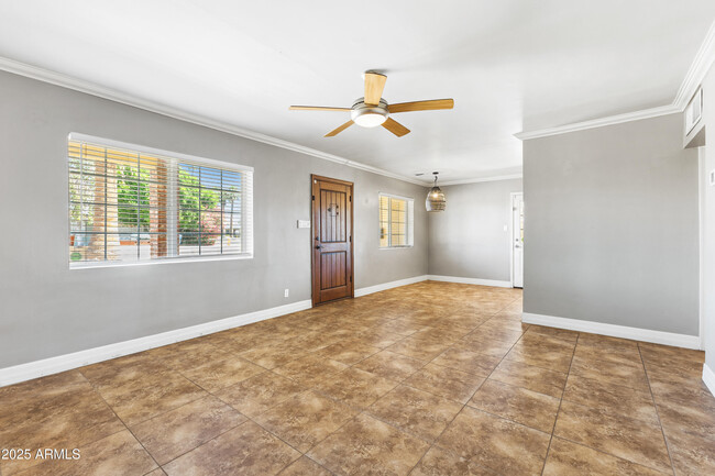 Foto del edificio - 3545 E Flower St
