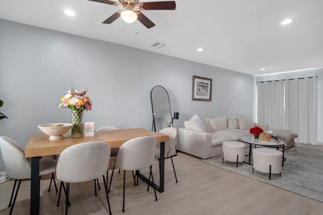 Foto del edificio - Remodeled Townhome in Sherman Oaks!