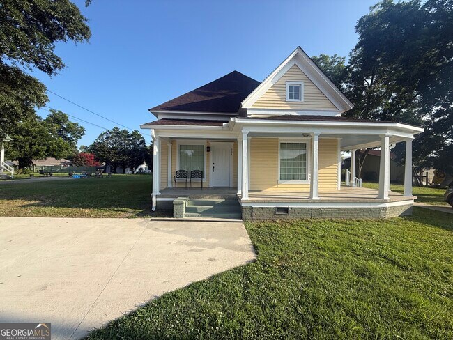 Building Photo - 331 College St