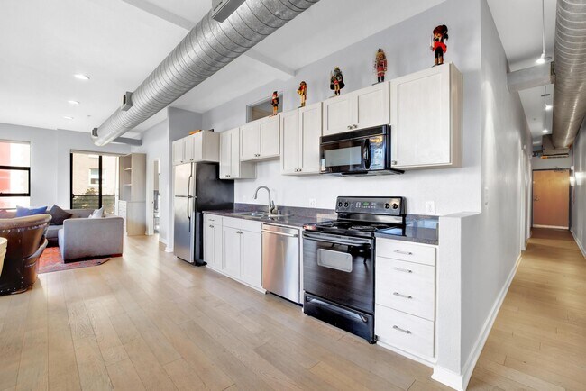 Building Photo - 777 6th Ave
