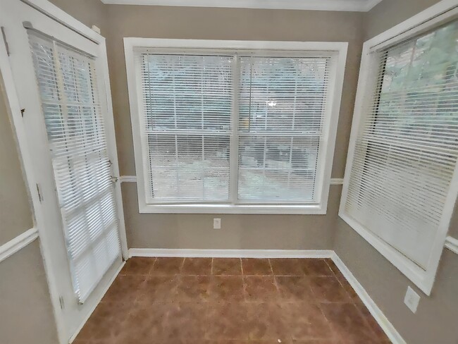 Foto del edificio - 7037 Ravenwood Ln