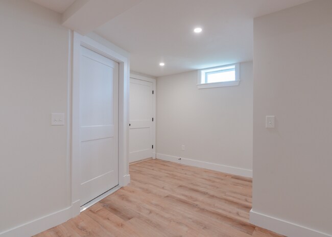 Building Photo - 67 Elm St