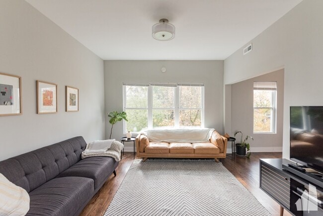 Building Photo - 3570 W Dickens Ave