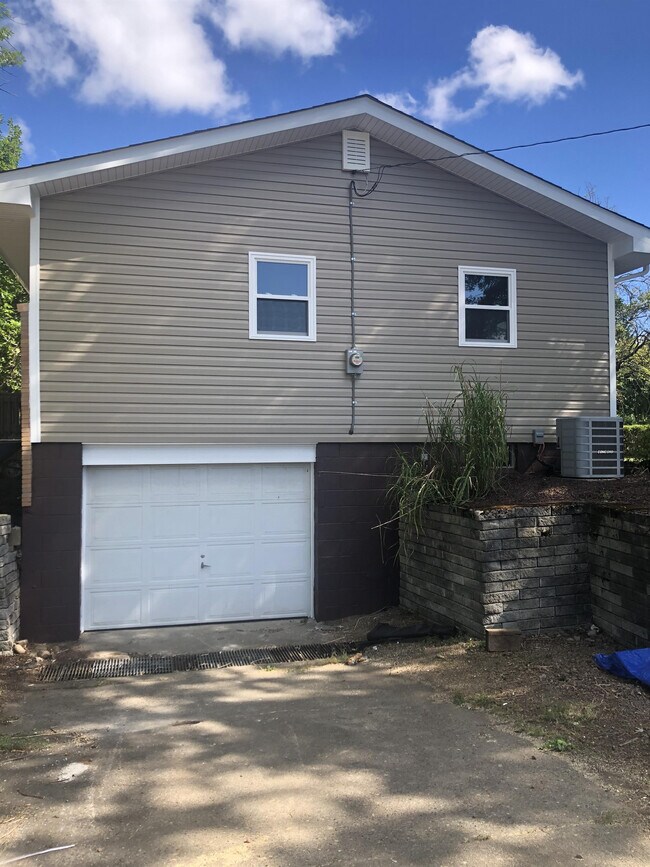 Building Photo - 260 Woodridge Dr