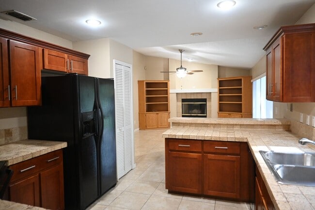 Building Photo - Tuskawilla Area 4 bedroom 3 bath Pool Home