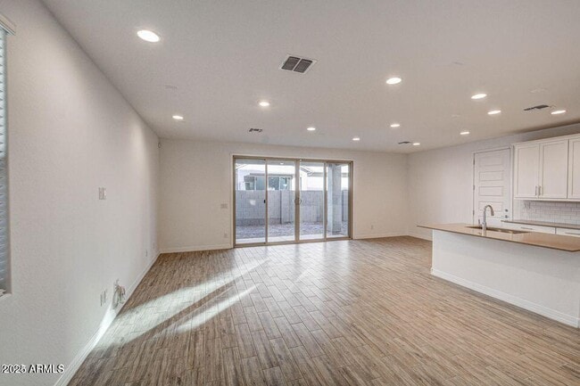 Building Photo - 9916 E Tillman Ave