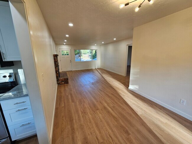Foto del edificio - 2166 N Wildwood St