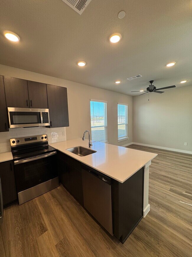 Foto del edificio - 200 White Water Dr