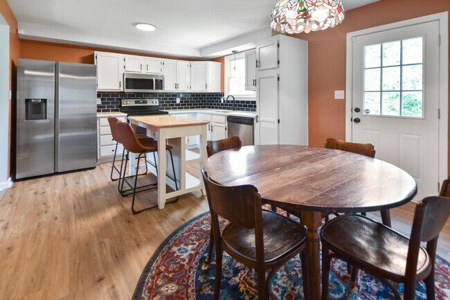 Foto del edificio - Pet Friendly Four Bedroom!