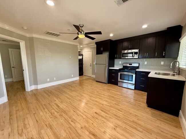 Foto del edificio - UPSTAIRS UNIT! Washer&Dryer! Assigned Park...