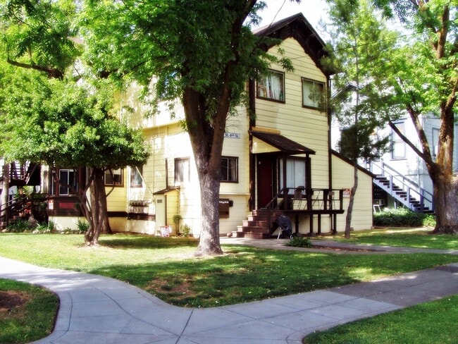 Building Photo - 742 W 4th St