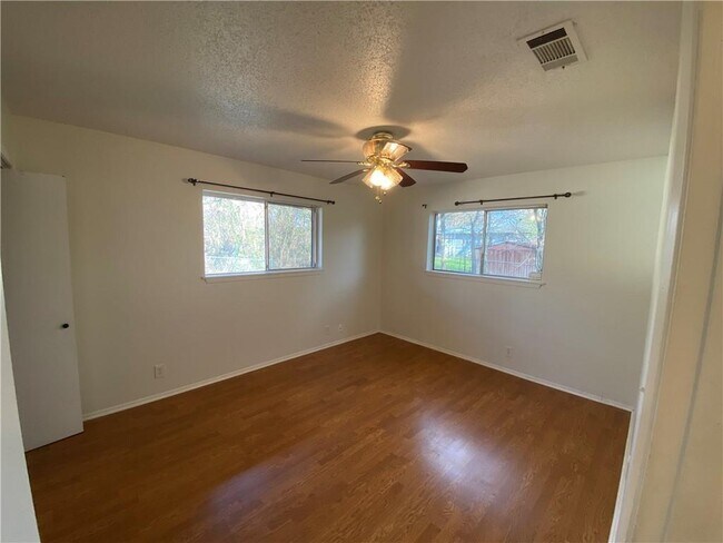 Foto del edificio - 8309 Hathaway Dr