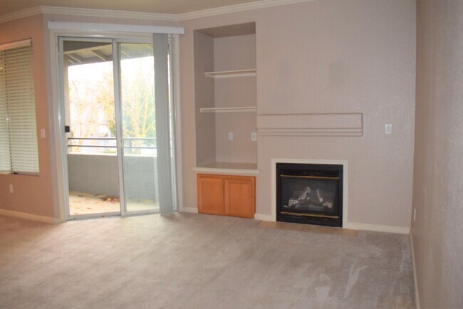 Foto del edificio - 5201 Laguna Oaks Dr