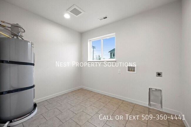 Foto del edificio - 215 W 1st St