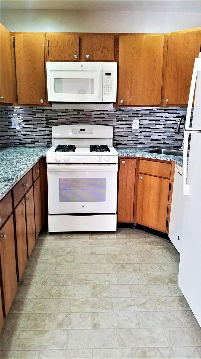 Kitchen - 18 Cypress Ct