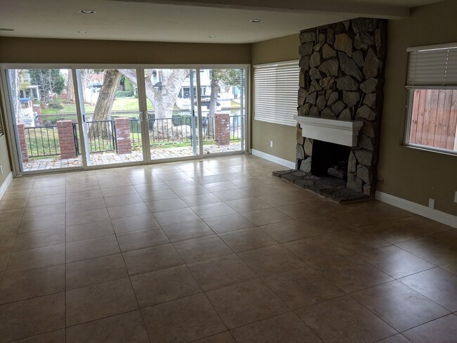 Foto del edificio - Beautiful 5 bedroom 2.5 bathroom sitting r...