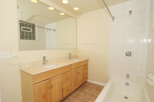 Foto del edificio - 3216 N Racine Ave