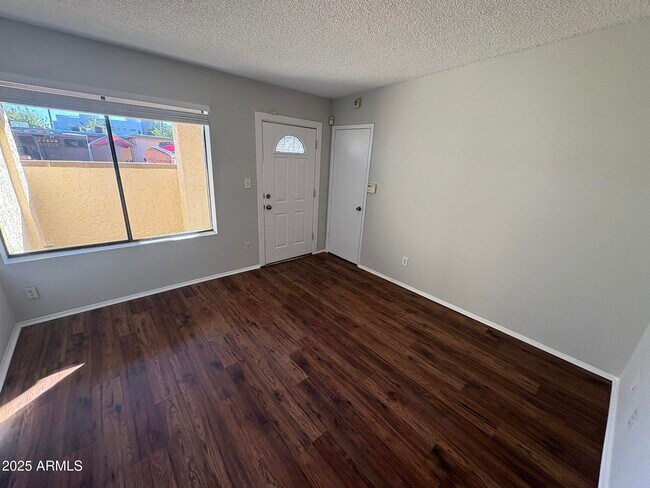 Foto del edificio - 1301 W 3rd St