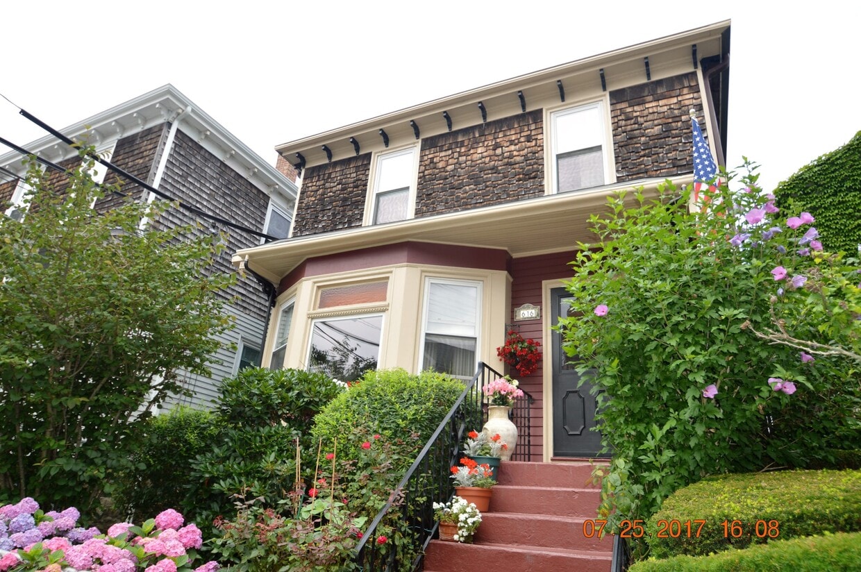 Primary Photo - 616 Thames St
