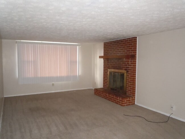 Building Photo - Three Bedroom 2 Bath Brick Home with 2 Car...