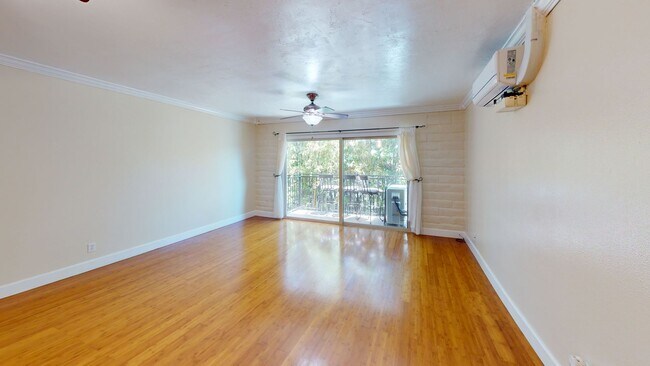 Foto del edificio - Freshly Painted Upstairs Condo with Community Pool