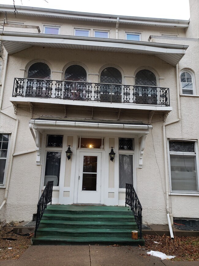Building Photo - 500 Oakhurst Dr