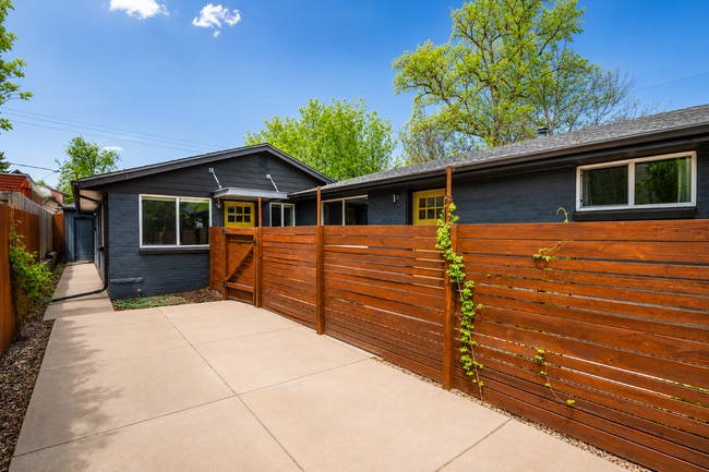 Building Photo - Beautiful 2-Bedroom Duplex with Granite Countertops & Hardwood Floors in the Heart of Denver!