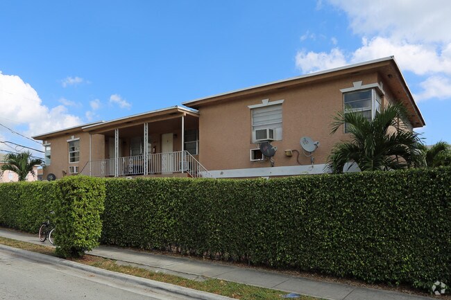 Building Photo - 800 N Sapodilla Ave