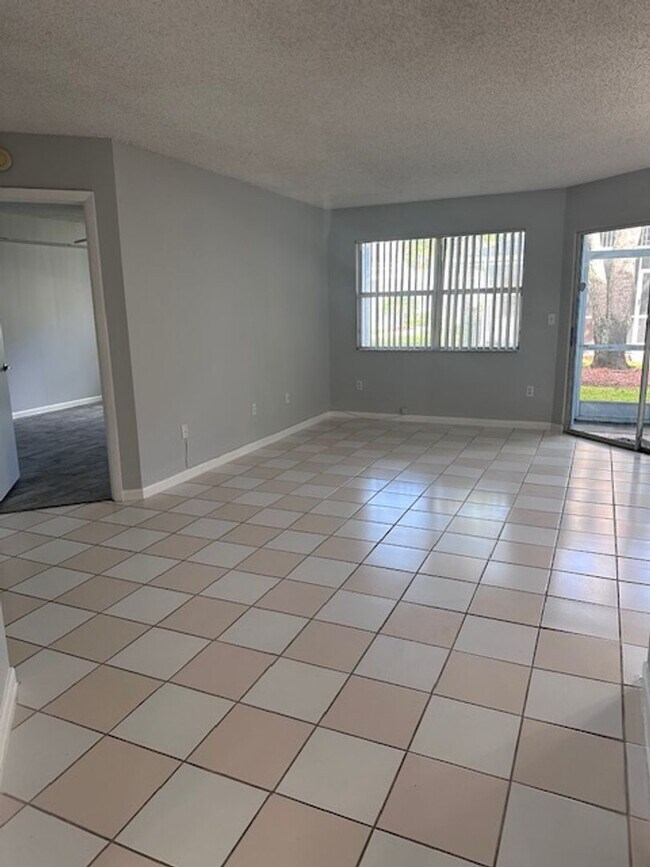 Foto del edificio - 2/2 Apartment for Rent at Center Gate comm...