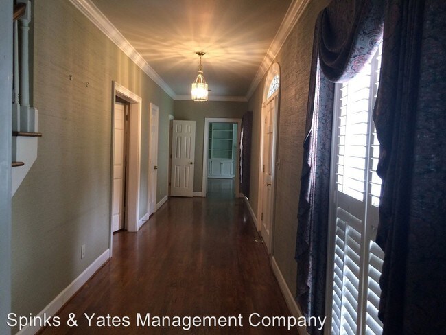 Building Photo - 806 Camellia Dr