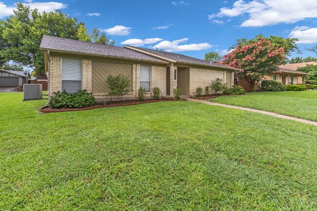 Foto del edificio - Spacious 4 Bedroom Home in Richardson with Fresh Updates and  Fenced Yard
