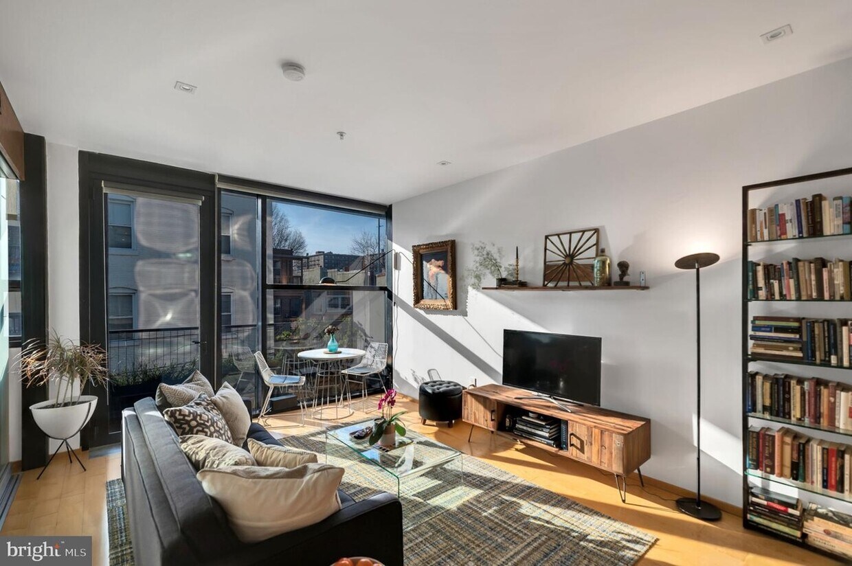 Foto principal - 2250 11th St NW