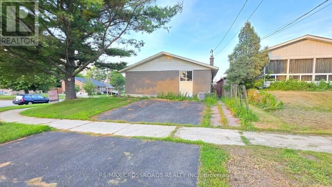 Building Photo - 19 Shoreland Crescent