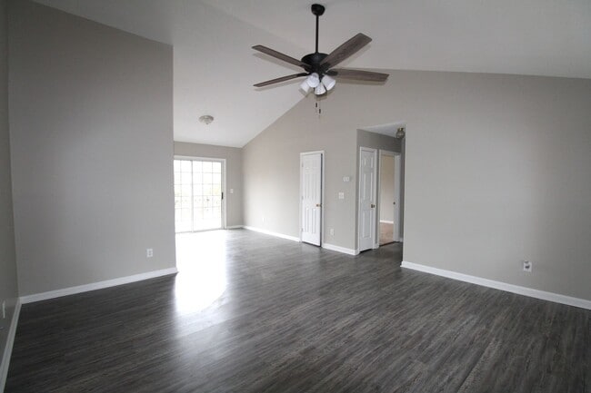 Building Photo - Lovely renovated 3 bedroom 2 Bath home in ...