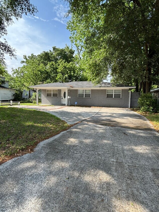 Primary Photo - 3 Bedroom 2 Bath Home with Privacy Fence A...