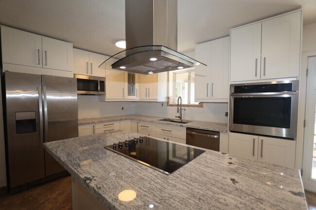 Kitchen - 6837 E Diamond St