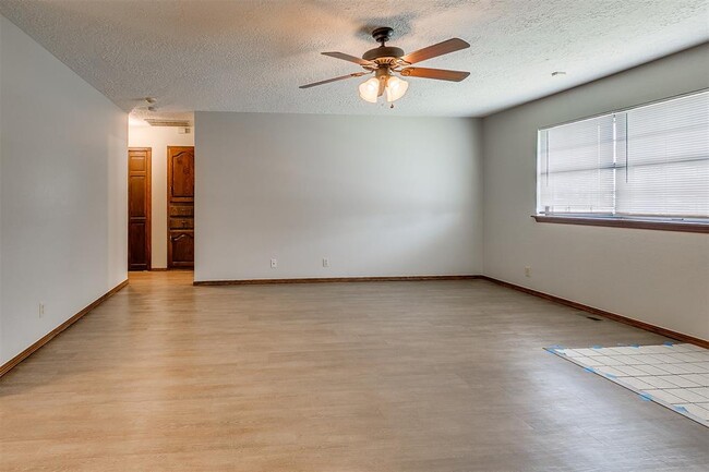 Foto del edificio - 1204 N Crawford Ave