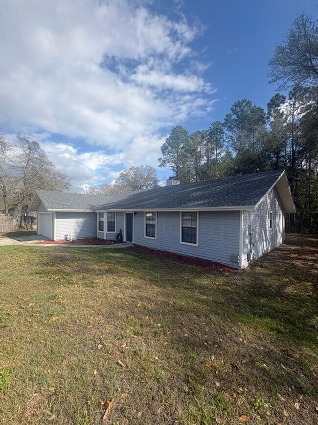 Building Photo - Cute 3/2 split bedroom floorplan