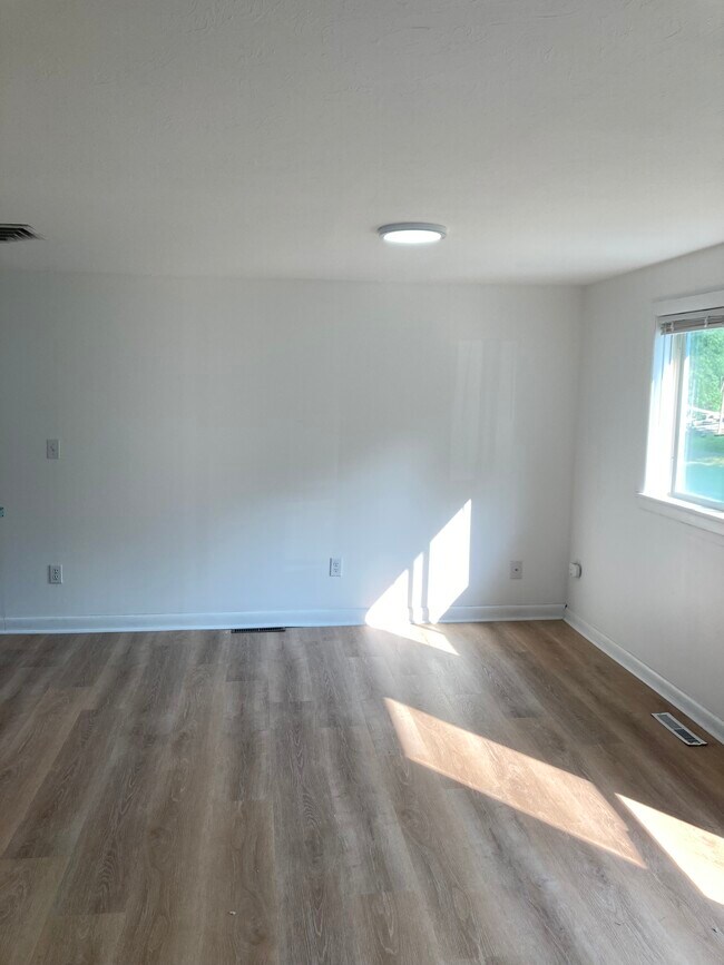 Foto del edificio - 8 Regency Dr