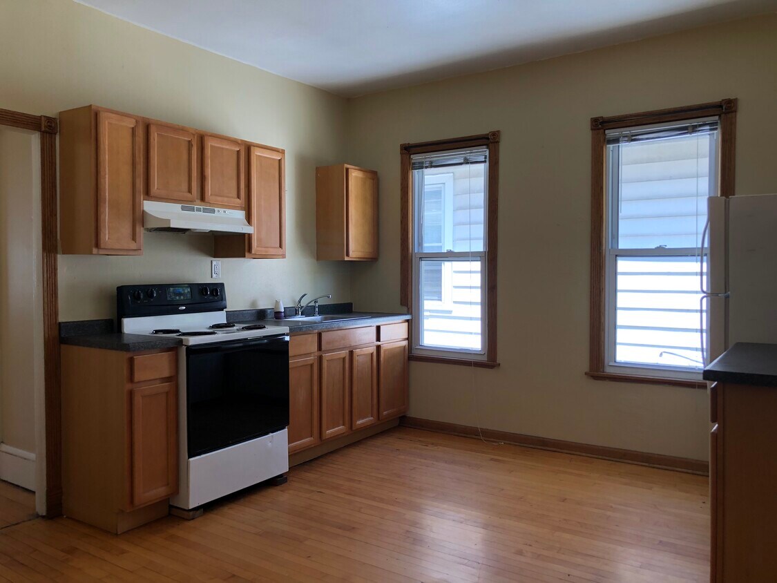 Primary Photo - 331 E Lincoln Ave