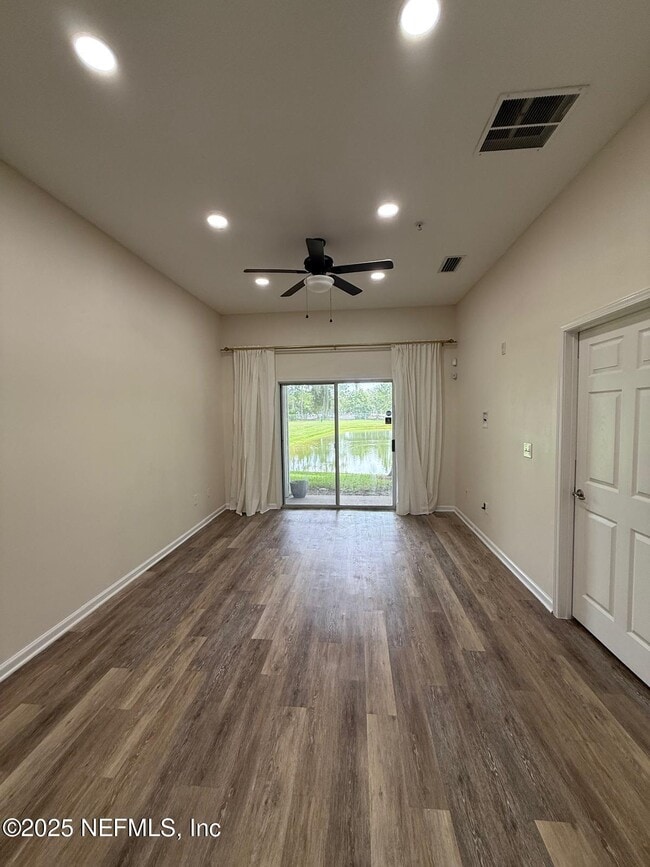 Foto del edificio - 7063 Deer Lodge Cir