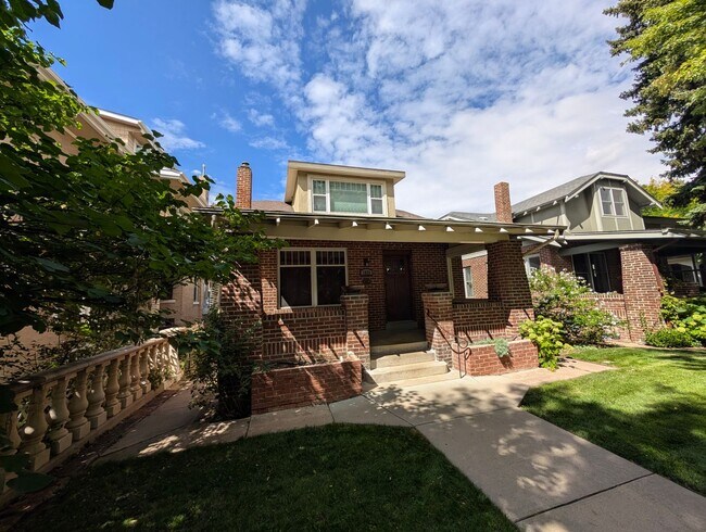 Foto del edificio - Beautiful 3 Bedroom House right across fro...