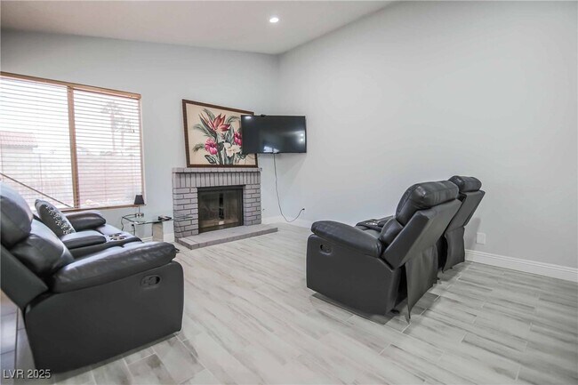 Foto del edificio - 7399 Topeka Dr