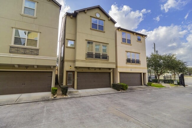 Foto del edificio - 6363 Fairdale Ln