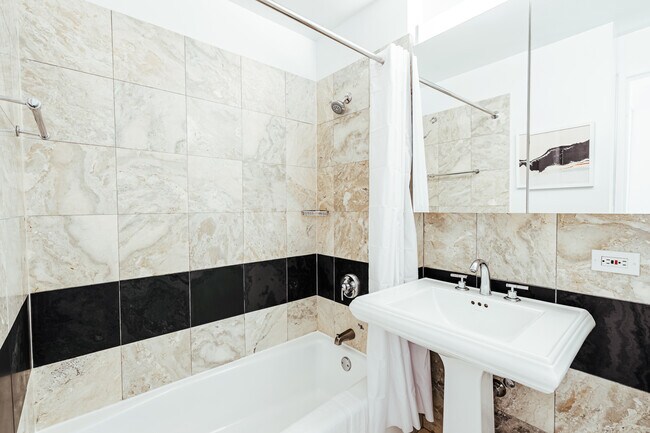 Foto del edificio - 6110 Quinwood Ln N